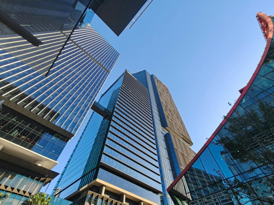 Rents in Singapore’s CBD Grade A offices rose 1.4% in the first quarter of 2026, amidst tighter supply and sustained flight-to-quality demand, whilst vacancy rates fell to 4.1%, according to Cushman & Wakefield’s Marketbeat report.